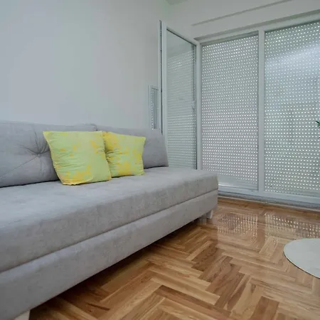 شقة Apartman Vis 2 *