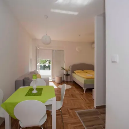 شقة Apartman Vis 2 *